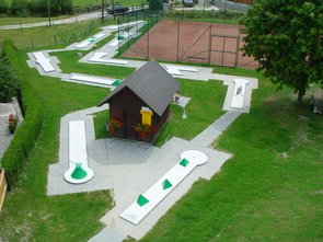 Minigolfanlage mit einer kleinen Holzhütte in der Mitte 