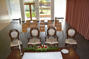 Bild aus Sicht des Standesbeamten mit Blick auf die Sesseln des Brautpaares und der Gäste