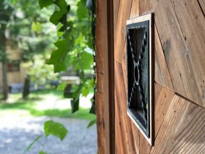 Nahaufnahme von einem Fenster einer Holzhütte