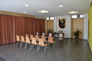 Trauungssaal St. Kathrein am Hauenstein mit aufgestellten Sesseln für Gäste