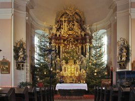  weihnachtlich dekorierter Altar der Pfarrkirche St. Kathrein am Hauenstein