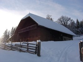 eigeschneite Holzhütte am Christmettenweg