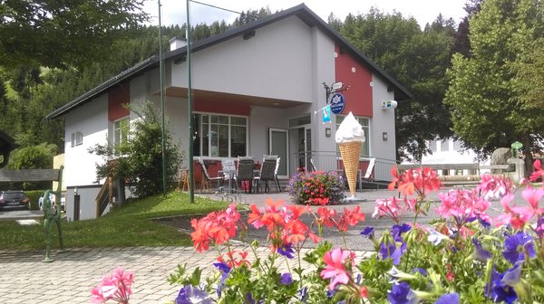 das Kaffeehaus "s'Dorfplatzl" mit einer riesigen Eistüte vor dem Gebäude