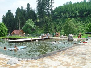 Naturbadesee Kraftspendebad mit schwimmenden Kindern im Wasser