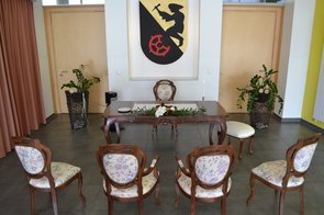 Ein barocker Trauungstisch des Standesbeamten mit vier barocken Sesseln der Brautleute und Beiständen davor.
