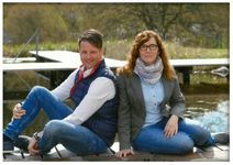 Zwei Lehrerinnen der Volksschule St. Kathrein sitzend vor einem Teich.