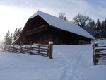 eingeschneite Holzhütte am Weg der Christmettwanderung