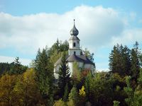 Die Pfarrkirche St. Kathrein am Hauenstein ragt zwischen den Bäumen hervor