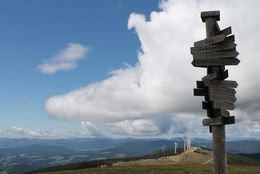 ein Wegweiser mit vielen Tafeln auf einer Wanderroute